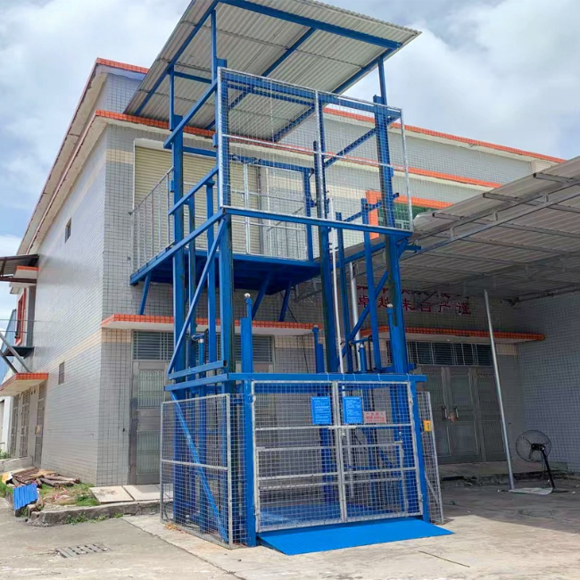 诏安建材厂室外升降货梯安装
